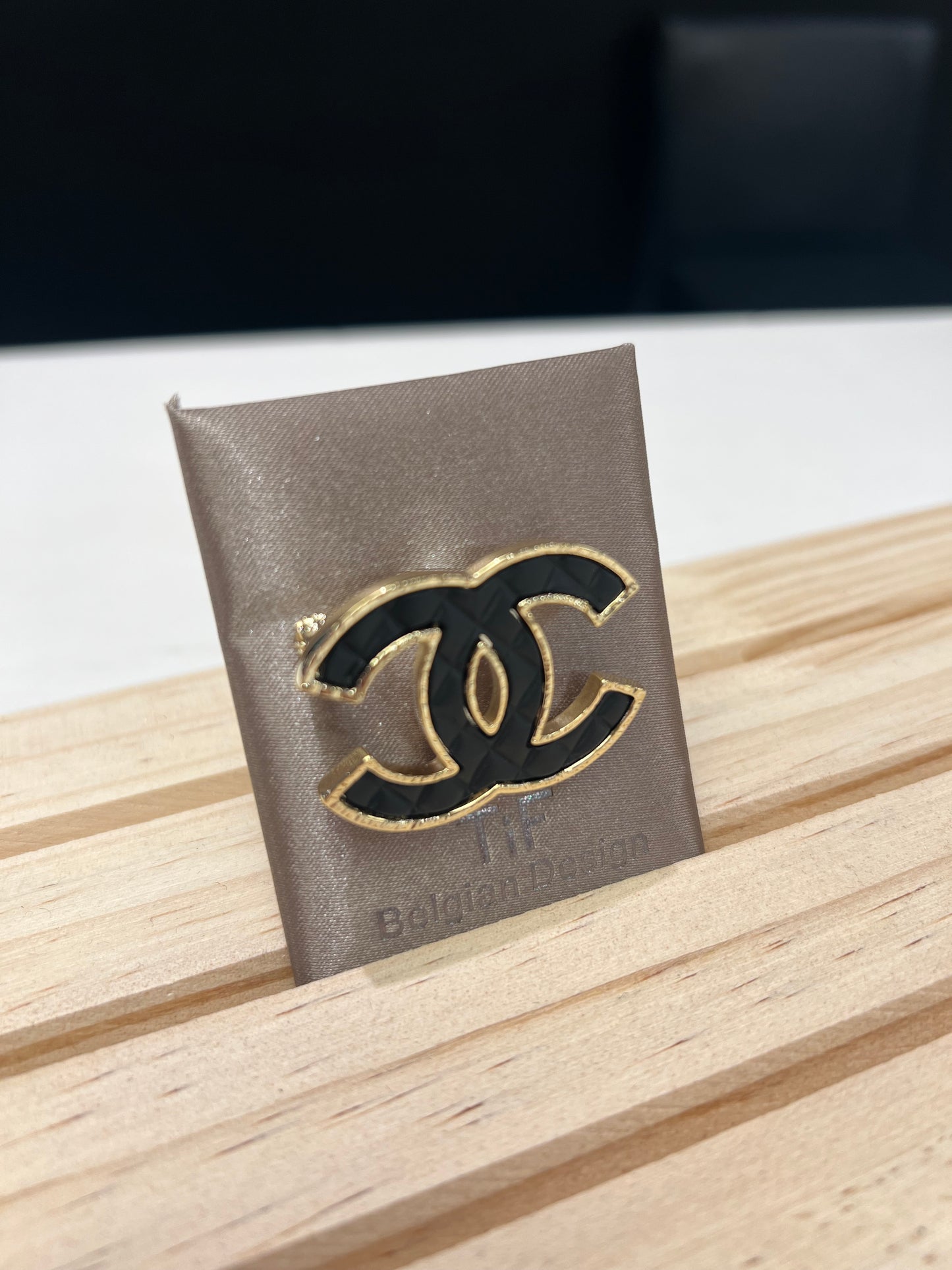 Caro XL Wit/Gouden Broche