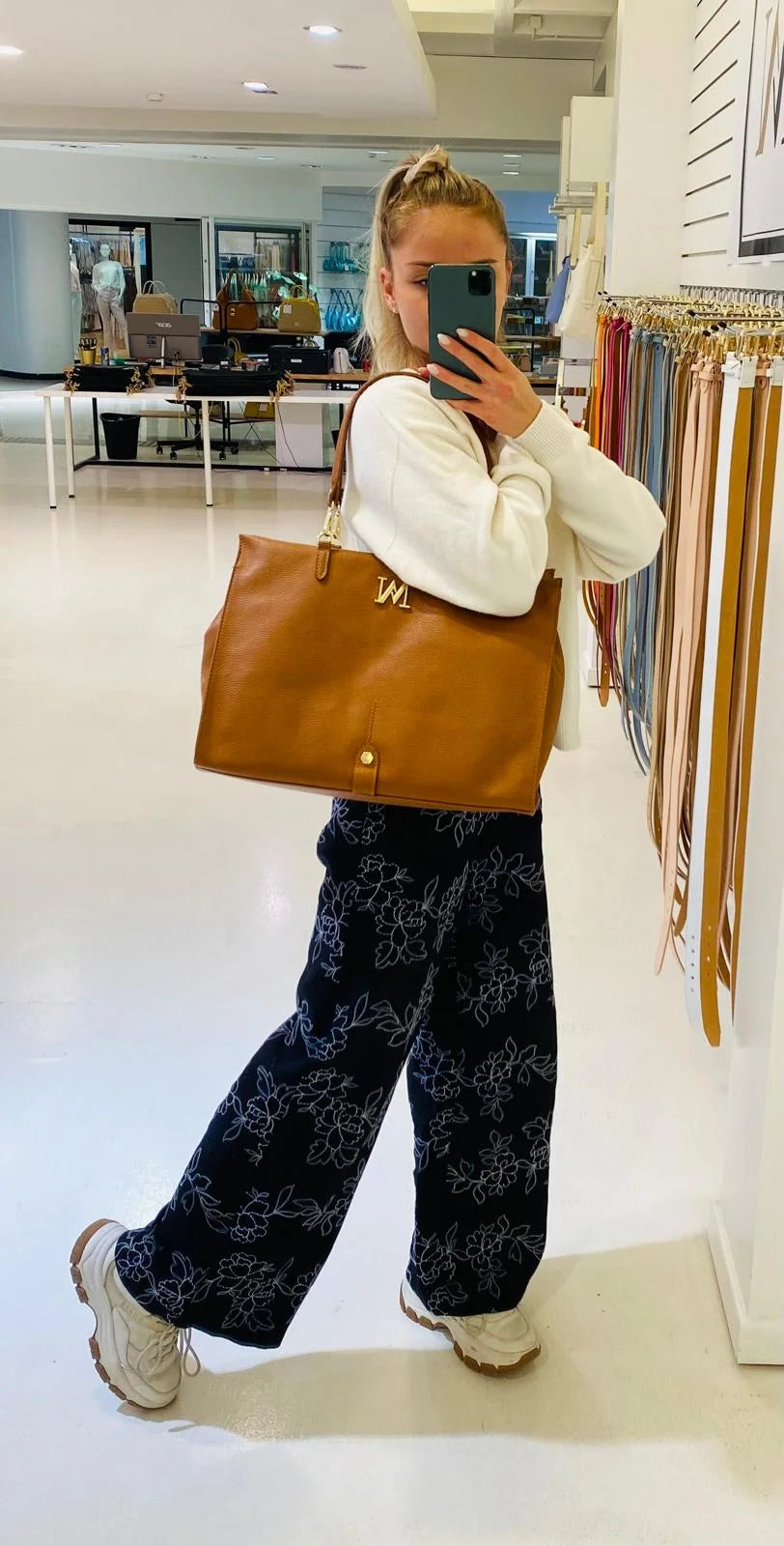 MM ANTOINETTE-TAS